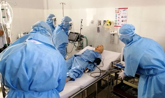 Diễn tập điều trị bệnh nhân dương tính COVID-19 tại Bệnh viện Đa khoa tỉnh Bạc Liêu (ảnh Nhật Hồ)