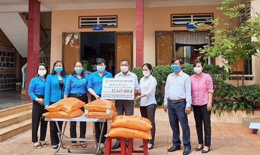 Chủ tịch LĐLĐ huyện Lộc Ninh Đinh Thị Mỹ Hạnh trao tặng tiền ủng hộ phòng, chống dịch COVID-19 và các tỉnh miền Tây Nam bộ, các huyện trong tỉnh bị ảnh hưởng khô hạn.