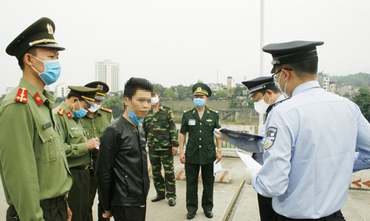 Lực lượng chức năng Lào Cai đã tiến hành trao trả 1 công dân Trung Quốc nhập cảnh trái phép vào Việt Nam. Ảnh: Công an Lào Cai