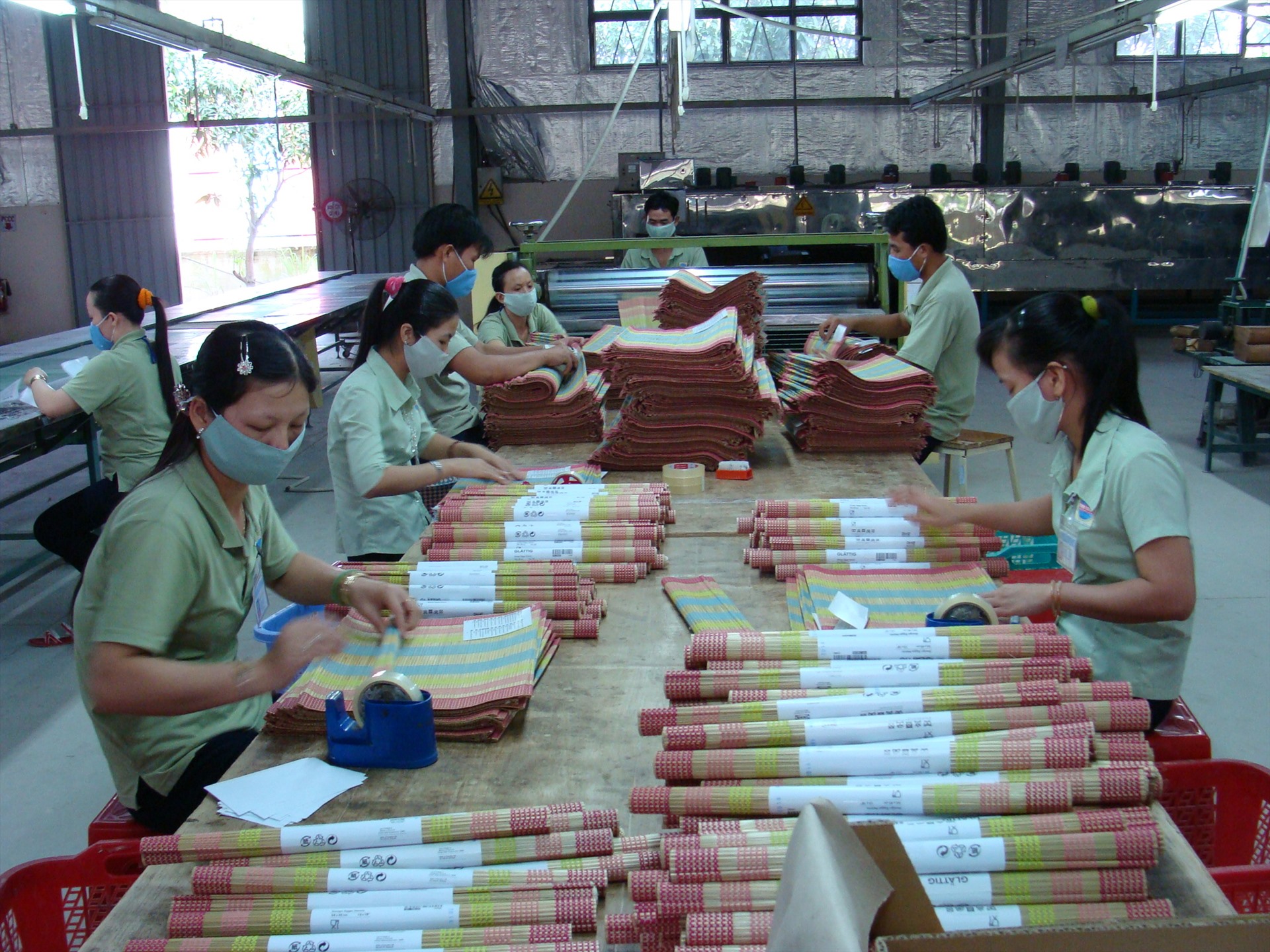 Công nhân xưởng thủ công mỹ nghệ Công ty CP sản xuất kinh doanh Xuất nhập khẩu Vĩnh Long. Ảnh: Thanh Thủy