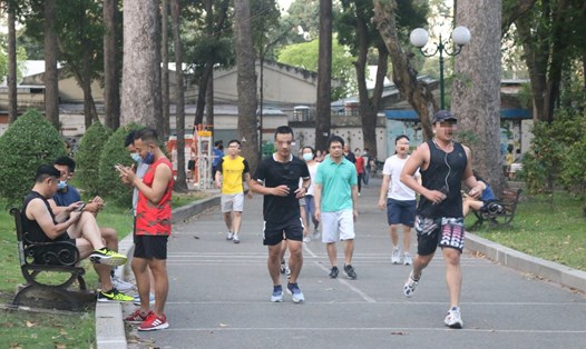 Nhiều người không đeo khẩu trang tập thể dục tại công viên Tao Đàn, quận 1, TPHCM.  Ảnh: Chân Phúc