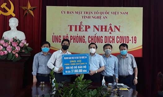 Ngành giáo dục Nghệ An ủng hộ 300 bộ đồ bảo hộ chống dịch COVID-19. Ảnh: PV