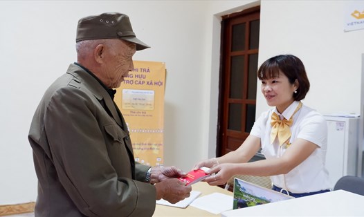 Nhân viên Bưu điện Văn hóa xã Đông Ba, huyện Chợ Đồn, Bắc Kạn chi trả người có công.