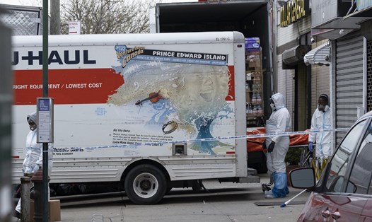 Nhà tang lễ New York bảo quản thi thể trên đá lạnh trong xe tải. Ảnh: AFP.