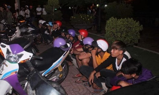 Nhóm thanh niên tụ tập đua xe, cổ vũ bị cảnh sát phát hiện trong thời gian giãn cách xã hội. Ảnh: Cục CSGT.