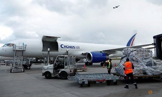 Chuyến bay cứu trợ đầu tiên cất cánh từ sân bay Liege, Bỉ. Ảnh: Reuters.