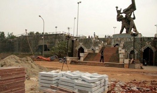 Tượng đài Chiến thắng Điện Biên Phủ, nặng 220 tấn, bị rút ruột 100 tấn đồng, phải tu sửa gần như ngay sau khi khánh thành. Ảnh: Dân trí
