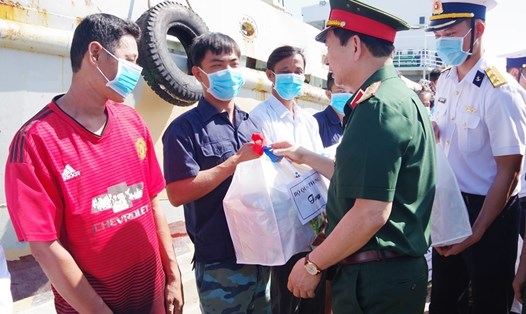 Thượng tướng Phan Văn Giang động viên, thăm hỏi và tặng quà cho các ngư dân bị nạn. Ảnh Lê Ngân