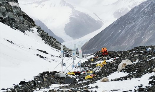 Ảnh chụp vào ngày 19.4.2020 về địa điểm xây dựng trạm 5G gần trại căn cứ tiền trạm của đỉnh Everest ở khu tự trị Tây Tạng, Trung Quốc.  Trạm 5G ở độ cao lớn nhất thế giới bắt đầu hoạt động vào ngày 30.4 với tín hiệu bao trùm tới đỉnh núi Everest. Ảnh: Tân Hoa Xã.