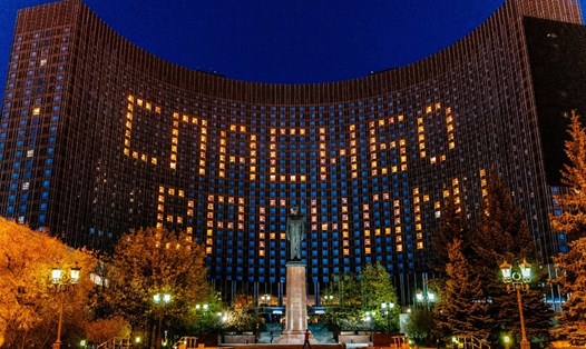 Khách sạn Kosmos ở Mátxcơva, Nga bật sáng đèn các phòng để tạo dòng chữ "Cảm ơn bác sĩ" hôm 29.4. Ảnh: AFP.