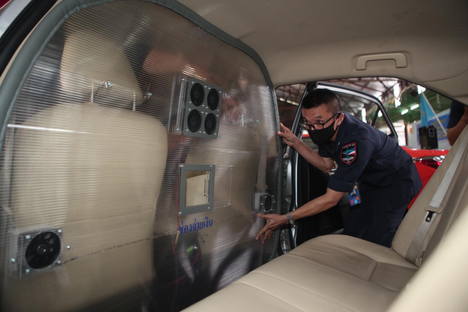 Thái Lan: Sáng chế đặc biệt ngăn ngừa lây lan COVID-19 trên xe taxi