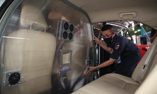 Sáng chế vách ngăn trên taxi của Không quân Hoàng gia Thái Lan giúp ngăn ngừa lây nhiễm COVID-19 trên xe taxi. Ảnh: Bangkok Post