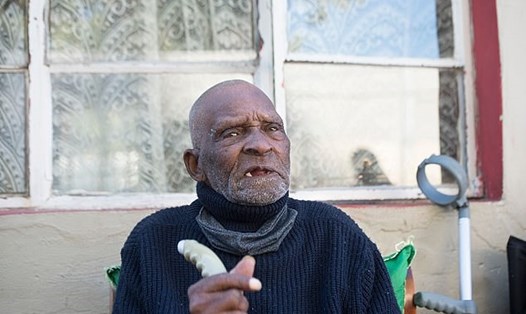 Cụ ông người Nam Phi vừa mừng sinh nhật lần thứ 116, được coi là người già nhất thế giới. Ảnh: AFP