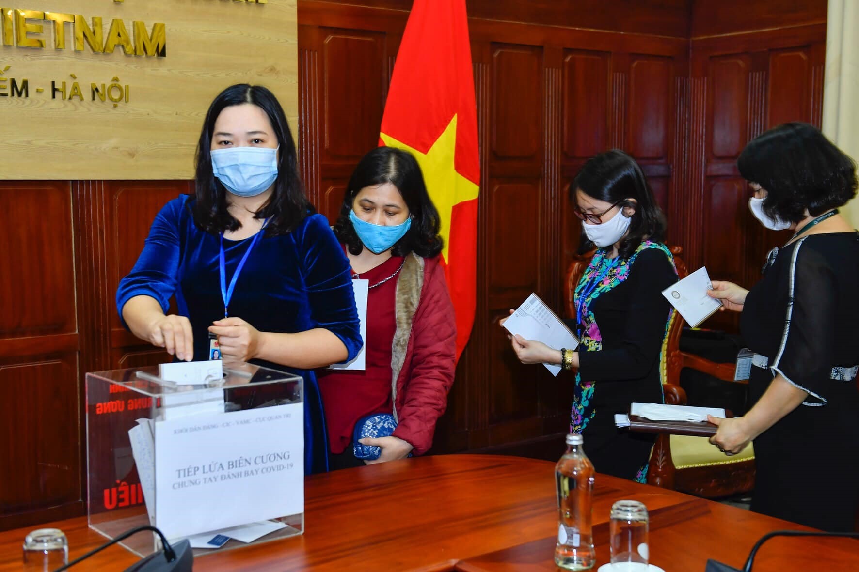 Cán bộ, công nhân viên ngành Ngân hàng đóng góp ủng hộ chương trình an sinh xã hội “Tiếp lửa biên cương - phòng chống COVID-19”. Ảnh: CĐNH