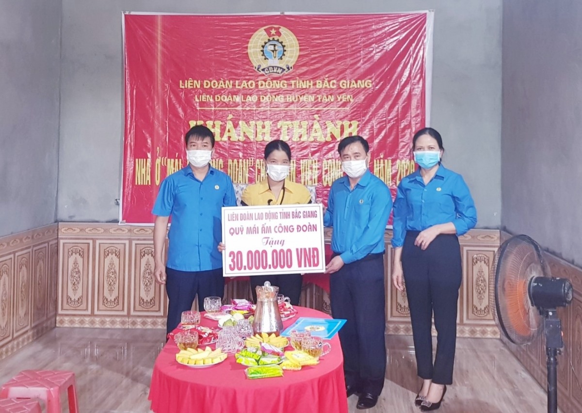 Lãnh đạo Liên đoàn Lao động tỉnh trao kinh phí hỗ trợ cho gia đình đoàn viên Nguyễn Thanh Quý. Ảnh: Nguyễn Thị Mơ