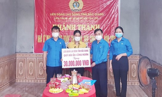 Lãnh đạo Liên đoàn Lao động tỉnh trao kinh phí hỗ trợ cho gia đình đoàn viên Nguyễn Thanh Quý. Ảnh: Nguyễn Thị Mơ