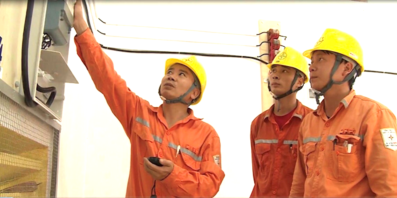 Anh Lê Việt Hưng (ngoài cùng bên trái) và các đồng nghiệp trong giờ làm việc. Ảnh: Quang Đạt