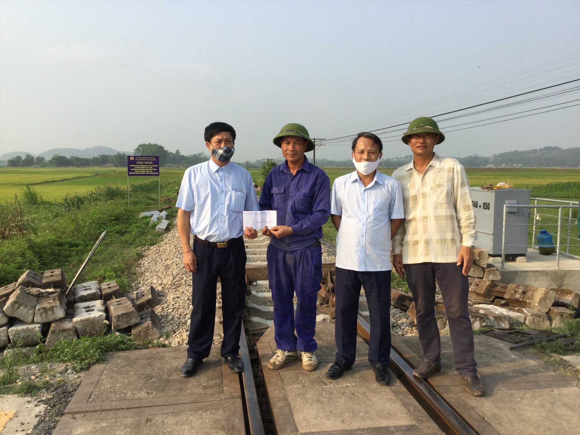 Lãnh đạo Công ty và Công đoàn Công ty động viên cán bộ, công nhân lao động thi công công trình Công đoàn. Ảnh: Đ.H