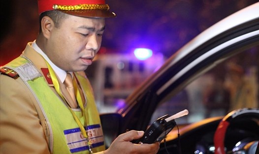 Cảnh sát giao thông đưa vào sử dụng thiết bị mới kiểm tra nồng độ cồn. Ảnh Trần Vương.