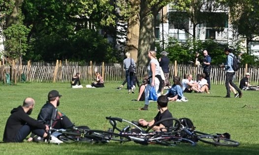 Người dân London ùn ùn kéo đến công viên để uống bia, ăn pizza giữa đại dịch vì thời tiết nắng nóng. Ảnh: AFP