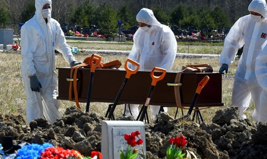 Chôn cất người chết vì COVID-19 ở Saint Petersburg, ngày 6.5.2020. Ảnh: AFP