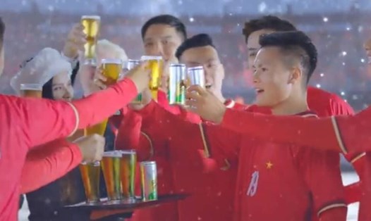 Quang Hải từng bị chỉ trích vì tham gia quảng cáo bia. Ảnh cắt từ video