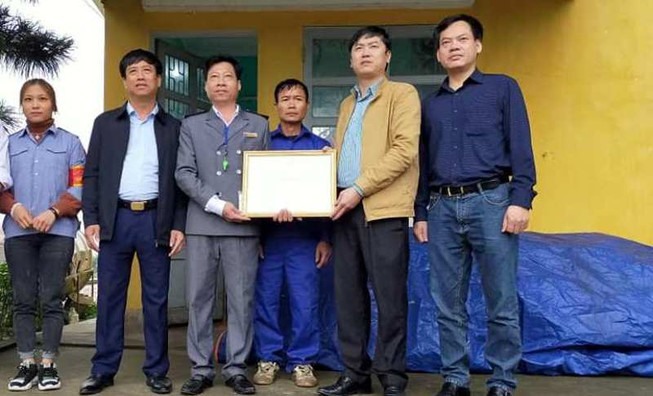 Anh Dương Văn Kiên (thứ ba từ trái sang) nhận khen thưởng. Ảnh: CĐ ĐSVN