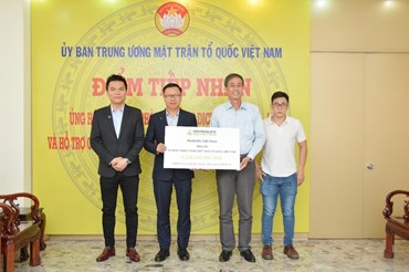 Ông Vũ Văn Thắng (thứ 2 từ trái qua), Tổng Giám Đốc Herbalife Việt Nam và Campuchia trao tiền ủng hộ cho Ban Đại Diện Phía Nam - UBTUMTTQVN.