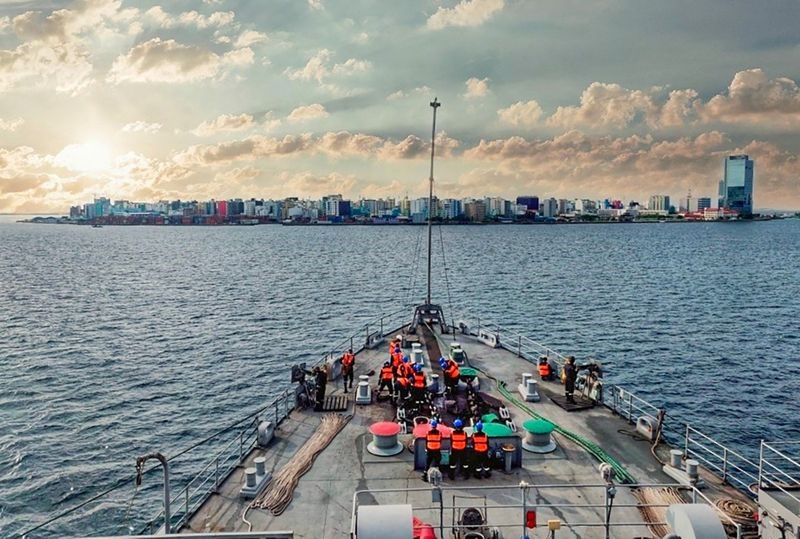 Nhóm công dân Ấn Độ đầu tiên được giải cứu từ Maldives đã trở về hôm 10.5. Ảnh: PTI.