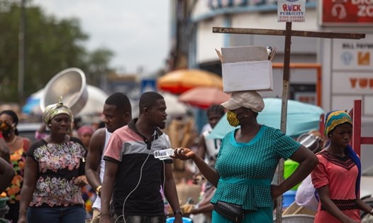 Một người phụ nữ đang bán nước rửa tay tại chợ Makola, Ghana hôm 20.4. Ảnh: AFP.