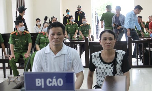 Vợ chồng bị cáo Lẫm - Quyết tại tòa tố cáo Nguyễn Xuân Đường và thượng tá Cao Giang Nam sáng 11.5 - ảnh MD