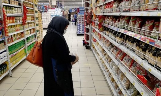 Một khách hàng đang mua sắm tại một siêu thị ở thủ đô Riyadh, Saudi Arabia. Ảnh: AFP