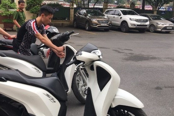 Trọng đang thực hiện lại hành vi bẻ khóa xe Honda SH trong tích tắc. Ảnh: H.Phong.