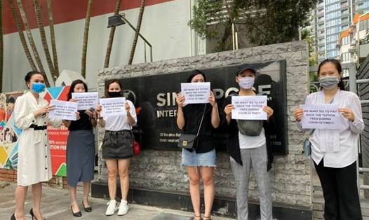 Phụ huynh Trường Quốc tế Singapore phản đối chính sách tính học phí dạy học online trong thời gian học sinh nghỉ học phòng dịch. Ảnh: Bích Hà