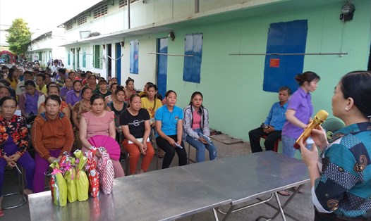 CNLĐ nữ ở khu nhà trọ Kiên Thành (xã Long Cang, huyện Cần Đước) nghe bác sĩ trình bày về chăm sóc sức khỏe sinh sản. Ảnh: K.Q