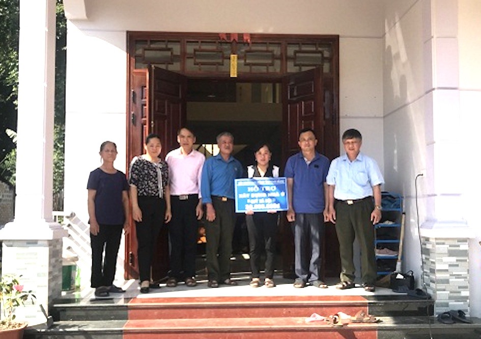 Đại diện Công đoàn ngành Nông nghiệp và Phát triển Nông thôn Cao Bằng trao hỗ trợ cho đoàn viên. Ảnh: Sầm Thị Thơm