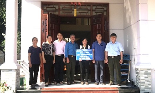 Đại diện Công đoàn ngành Nông nghiệp và Phát triển Nông thôn Cao Bằng trao hỗ trợ cho đoàn viên. Ảnh: Sầm Thị Thơm