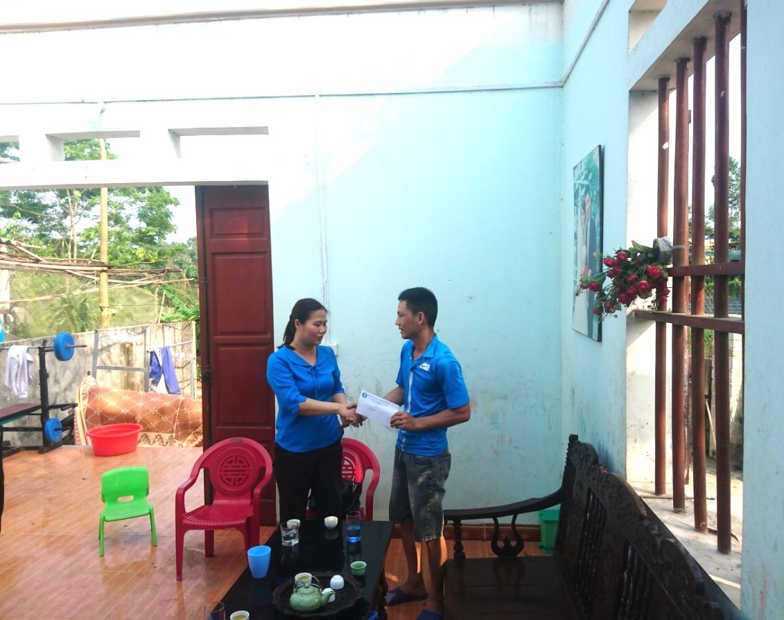 Đại diện Công đoàn ngành Xây dựng Giao thông Thái Nguyên (bên trái) trao hỗ trợ cho đoàn viên. Ảnh: Hồng Hải