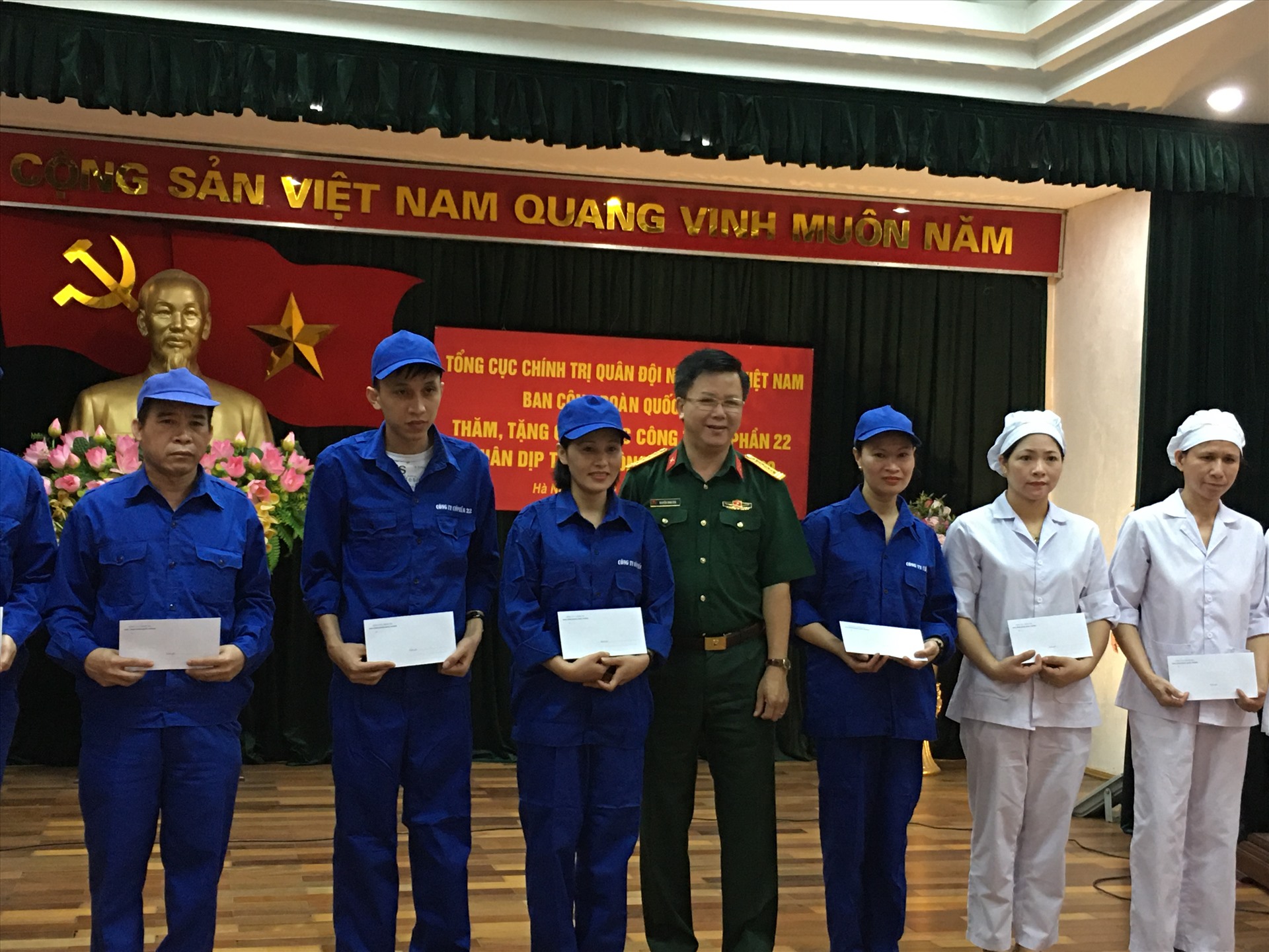 Đại tá Nguyễn Đình Đức trao quà cho đoàn viên Công đoàn Công ty Cổ phần 22. Ảnh: T.E.A