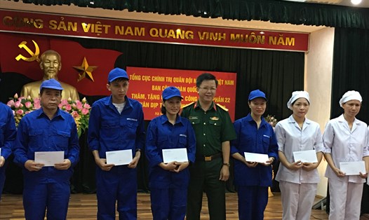 Đại tá Nguyễn Đình Đức trao quà cho đoàn viên Công đoàn Công ty Cổ phần 22. Ảnh: T.E.A