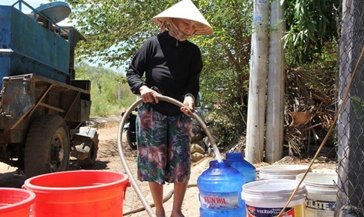 Xe chở nước sạch về với người dân thôn Phú Tân 2, xã An Cư (huyện Tuy An, Phú Yên). Ảnh: Hoài Nam