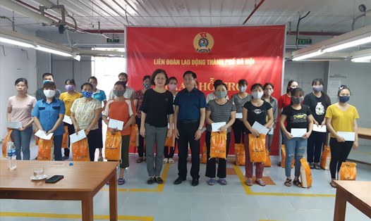 Lãnh đạo Liên đoàn Lao động Hà Nội trao hỗ trợ cho công nhân ngành Dệt - may Hà Nội. Ảnh: CĐ DM