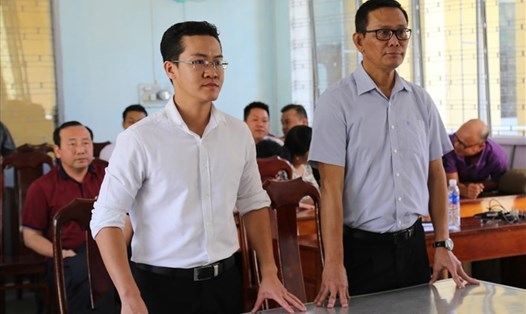 Ông Đoàn Thanh Tùng (bên phải) và đại diện công ty Prudential tại tòa sơ thẩm trước đó. Ảnh: Hữu Long