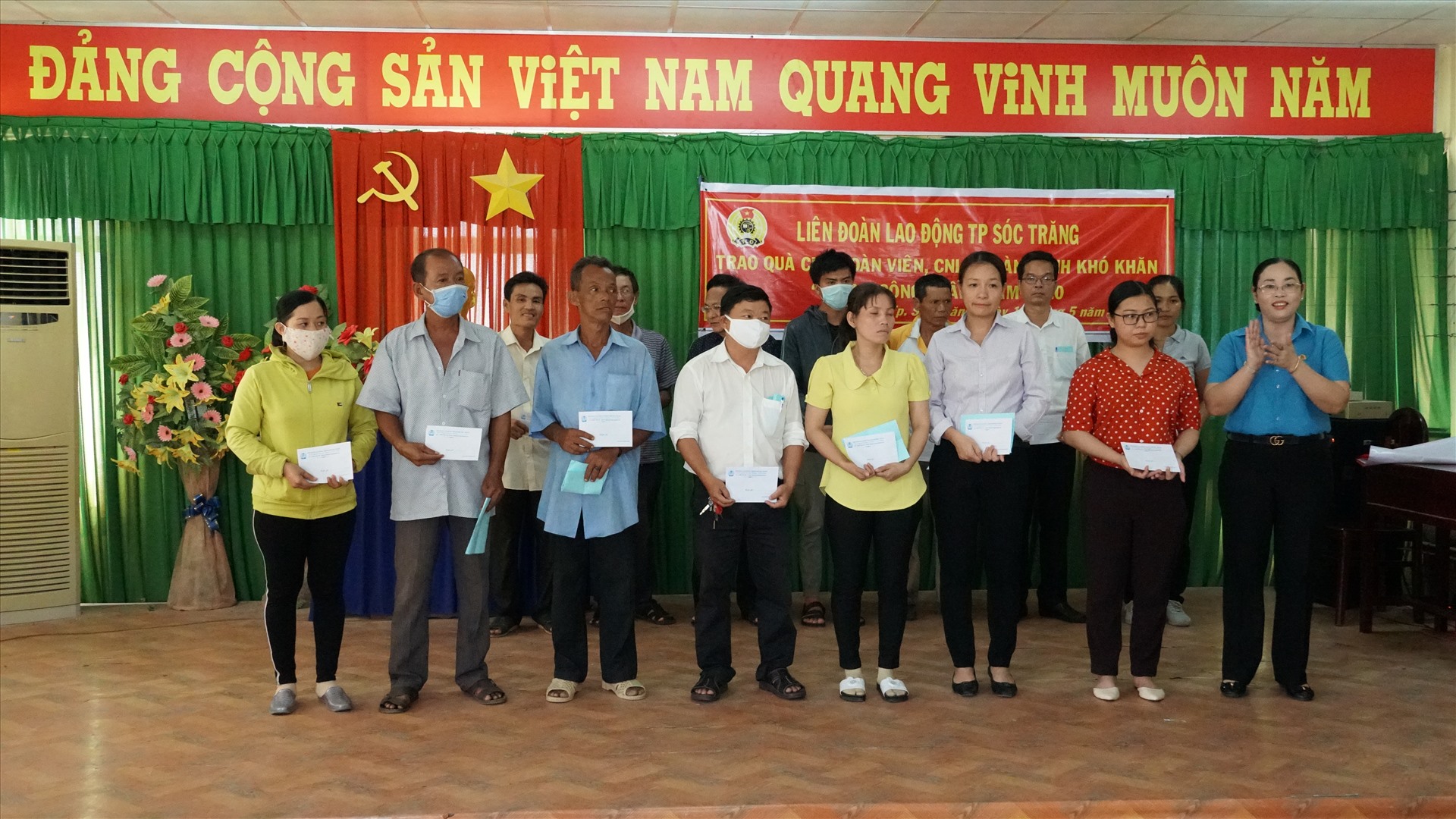 Phó Chủ tịch LĐLĐ tỉnh Sóc Trăng Lục Bích Phúc trao quà cho đoàn viên, công nhân lao động có hoàn cảnh khó khăn tại TP Sóc Trăng. Ảnh: Trường Khoa