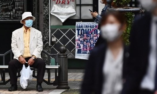 Người dân ở Nhật Bản đeo khẩu trang khi ra đường trong dịch COVID-19. Ảnh: AFP
