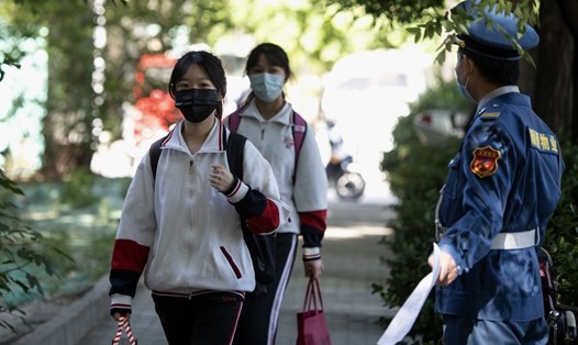 Học sinh đeo khẩu trang tới trường tại một trường trung học ở Bắc Kinh, Trung Quốc hôm 11.5. Ảnh: AFP.