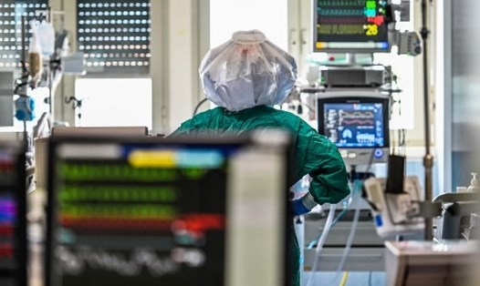 Nhân viên y tế mặc đồ bảo hộ ở khu vực chăm sóc tích cực của một bệnh viện tại Roma, Italia - điểm nóng COVID-19 ở Châu Âu. Ảnh: AFP