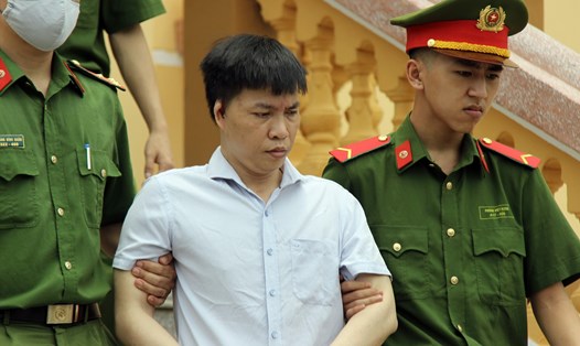Bị cáo Đỗ Mạnh Tuấn (giữa) trong vụ án gian lận sửa điểm thi ở tỉnh Hòa Bình. Ảnh: X.An.