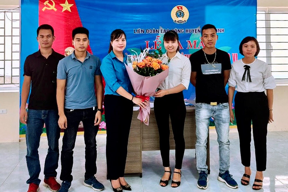 Lãnh đạo LĐLĐ huyện tặng hoa chúc mừng Ban chấp hành Công đoàn công ty. Ảnh: Huyền Ngọc