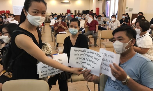 Phụ huynh tập trung tại Trường Dân lập Quốc tế Việt Úc, TPHCM, để phản đối chính sách thu học phí mùa dịch. Ảnh: Nguyễn Dũng